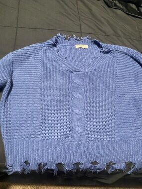 Distressed Cable-Knit V-Neck Sweater - Blue